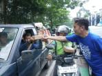Seorang-kader-Partai-Demokrat-membagikan-nasi-kotak-HUT-Partai-Demokrat.jpg