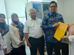 Wakil-Ketua-DPRD-Jawa-Barat-MQ-Iswara-menyerahkan-dokumen-tunjangan-rumah-ke-Kemendagri.jpg