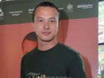 artis-peran-nicholas-saputra-berpose-saat-konferensi-pers-film-aruna-dan-lidahnya-di-jakarta_20180828_142849.jpg