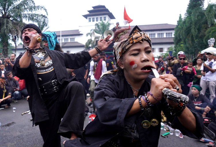 Debus DIbawakan pada Aksi Damai di depan Gedung Sate