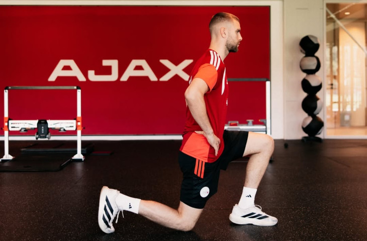 Penyelamatan Gemilang Maarten Paes Raih Pujian dari Ajax Amsterdam